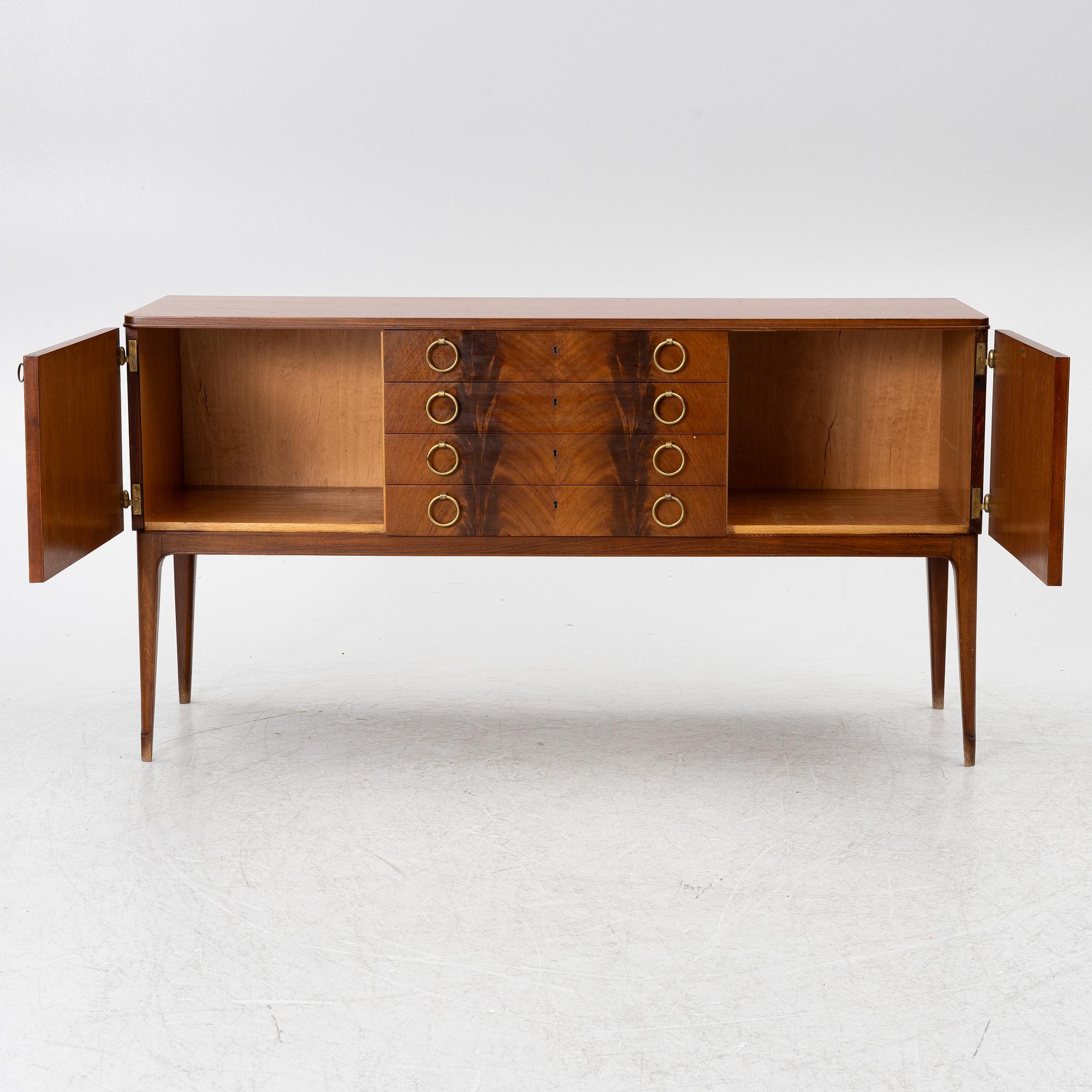 Bertil Fridhagen, sideboard, "Edvard", Svenska Möbelfabrikerna, Bodafors, omkring 1900-talets mitt.