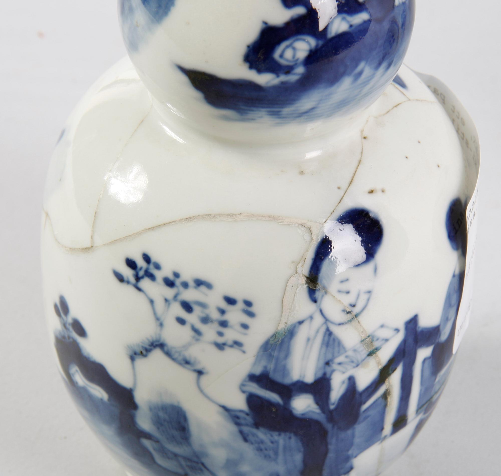 VASER, ett par. Porslin. Kina, Kangxi-stil.