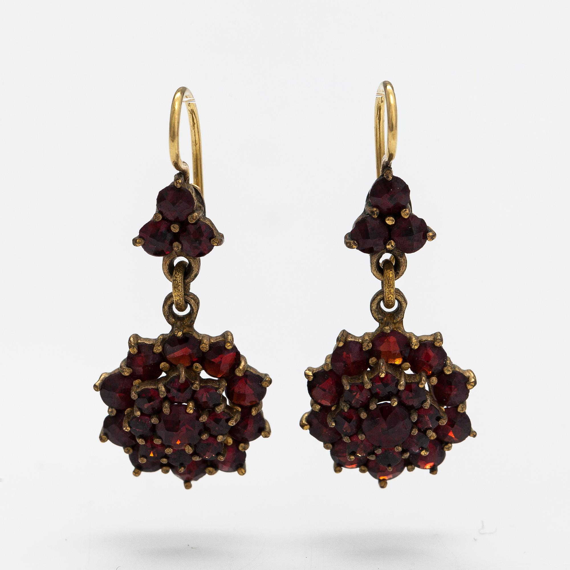 Ring, örhängen och halsband, förgyllt silver och granater.