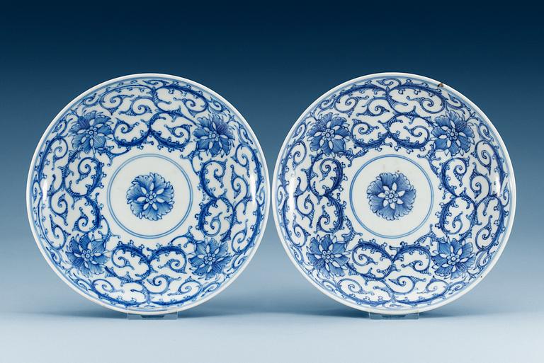 A pair of blue and white dishes with dragon blood red reverse, Qing dynasty (1644-1912), with Qianlong´s seal mark.