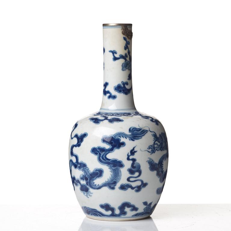 A blue and white vase, Qing dynasty, Kangxi (1662-1722).