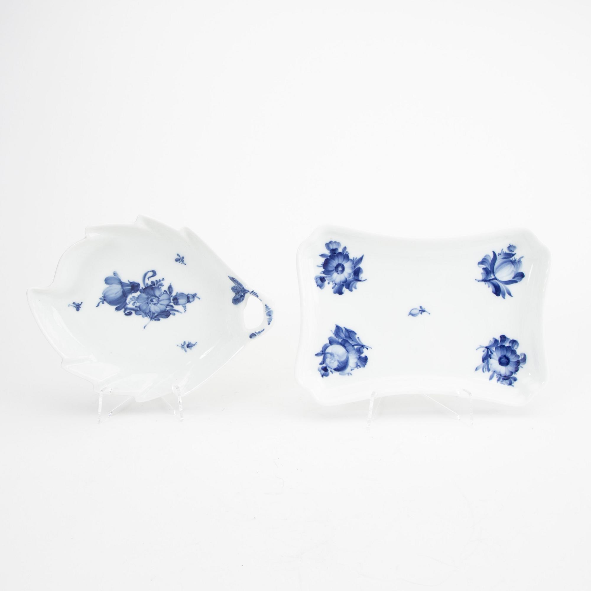 Service "Blå blomst" 74 dl Royal Copenhagen Denmark 1900s porcelain.