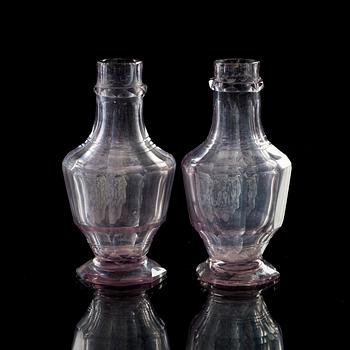 KARAFFINER, två stycken, glas. Tyskland, 1700-tal.