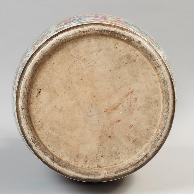 URNA, porslin. Qing dynastin, Kanton, 1800-tal.