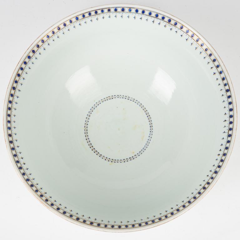 A Chinese armorial punch bowl with the Swedish arms of Wirsén, circa 1900.