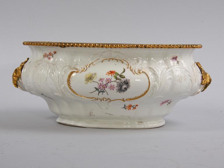 TERRINUNDERDEL. Porslin. Meissen. 1700-tal.