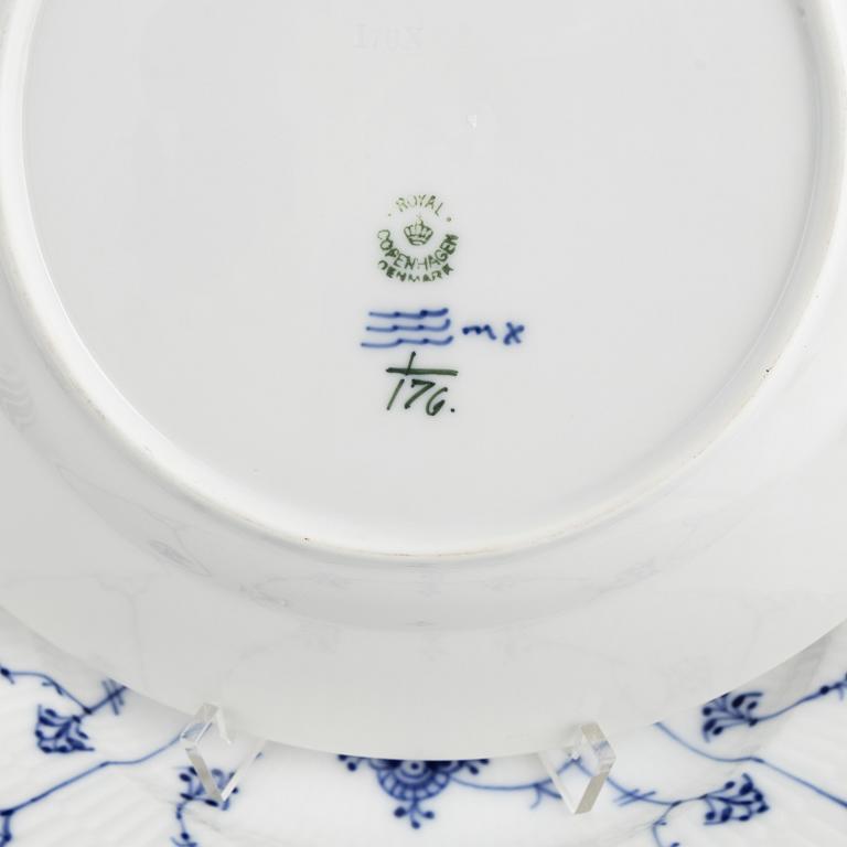 Mattallrikar, 12 st, "Musselmalet", porslin, Royal Copenhagen, Danmark.