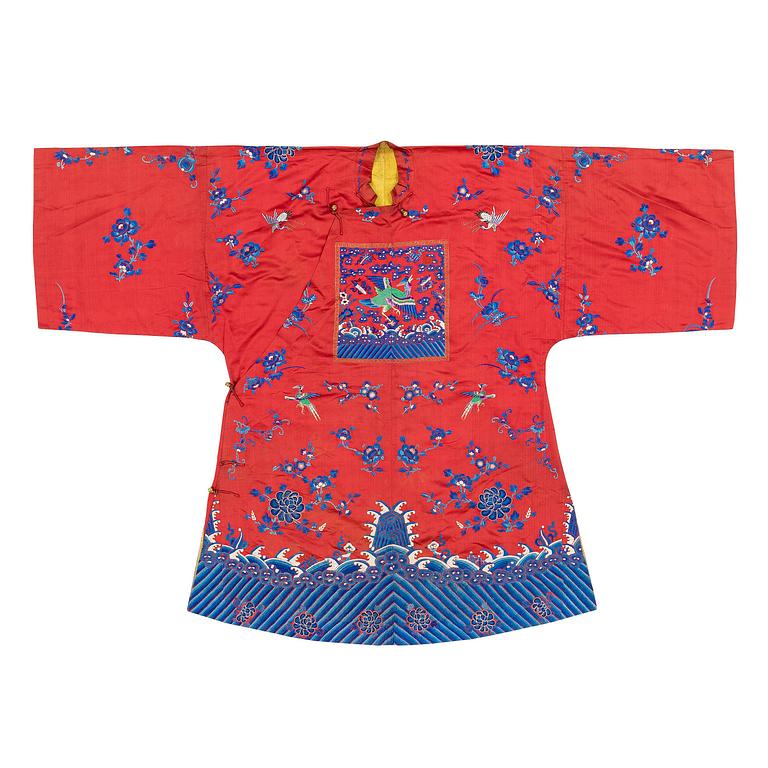 A Chinese semi-formal embroidered silk robe, late Qing dynasty, circa 1900.