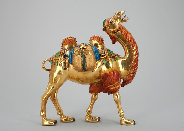 KAMELI, kultaa 18k, Kiina 1970-luku, tarkastusleimattu Suomessa 1975. Kokonaispaino n. 721 g, ilman jalustaa.