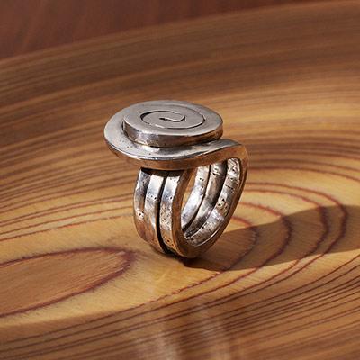 Helsinki Design Sale presenterar en ring av Alexander Calder