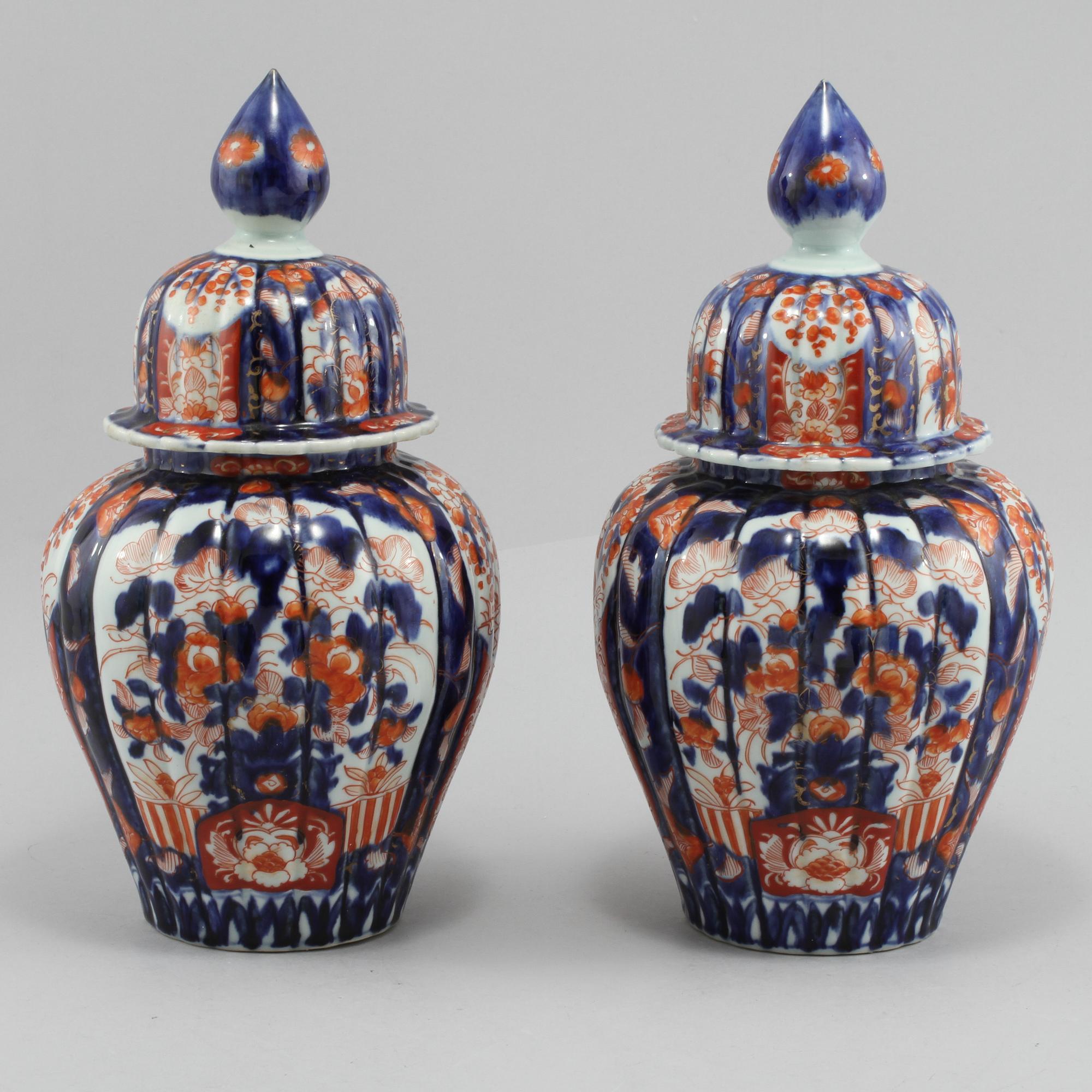 LOCKURNOR, ett par, porslin, Japan 1800/1900-tal.