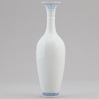A Chinese eggshell porcelain vase, second half of the 20th century.