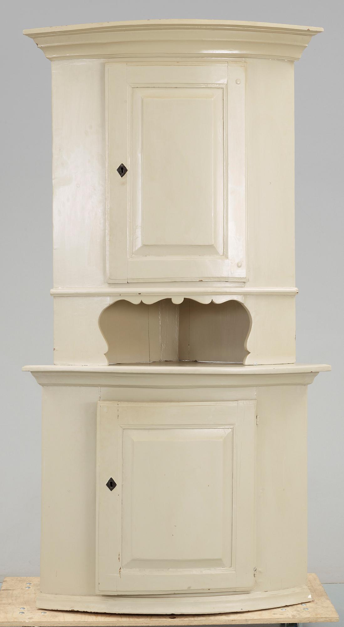 HÖRNSKÅP, sengustaviansk, 1800-tal.