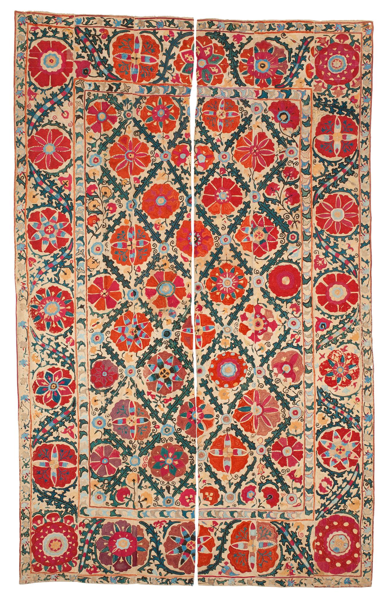 ANTIKT UZBEKISTANSKT SUZANI BRODERI. Två delar. 242,5 x 76 och 243,5 x 76,5 cm.