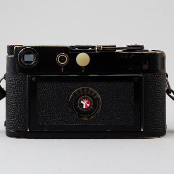 A black body Leica M2 camera nr 948690 from 1958 with Canon Lens 50 mm f:1.8 samt Ernst Leitz Elmar f=9 cm 1:4.