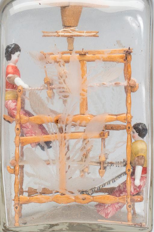 FLASKA MED SJÖMANSARBETE, med vävstol.