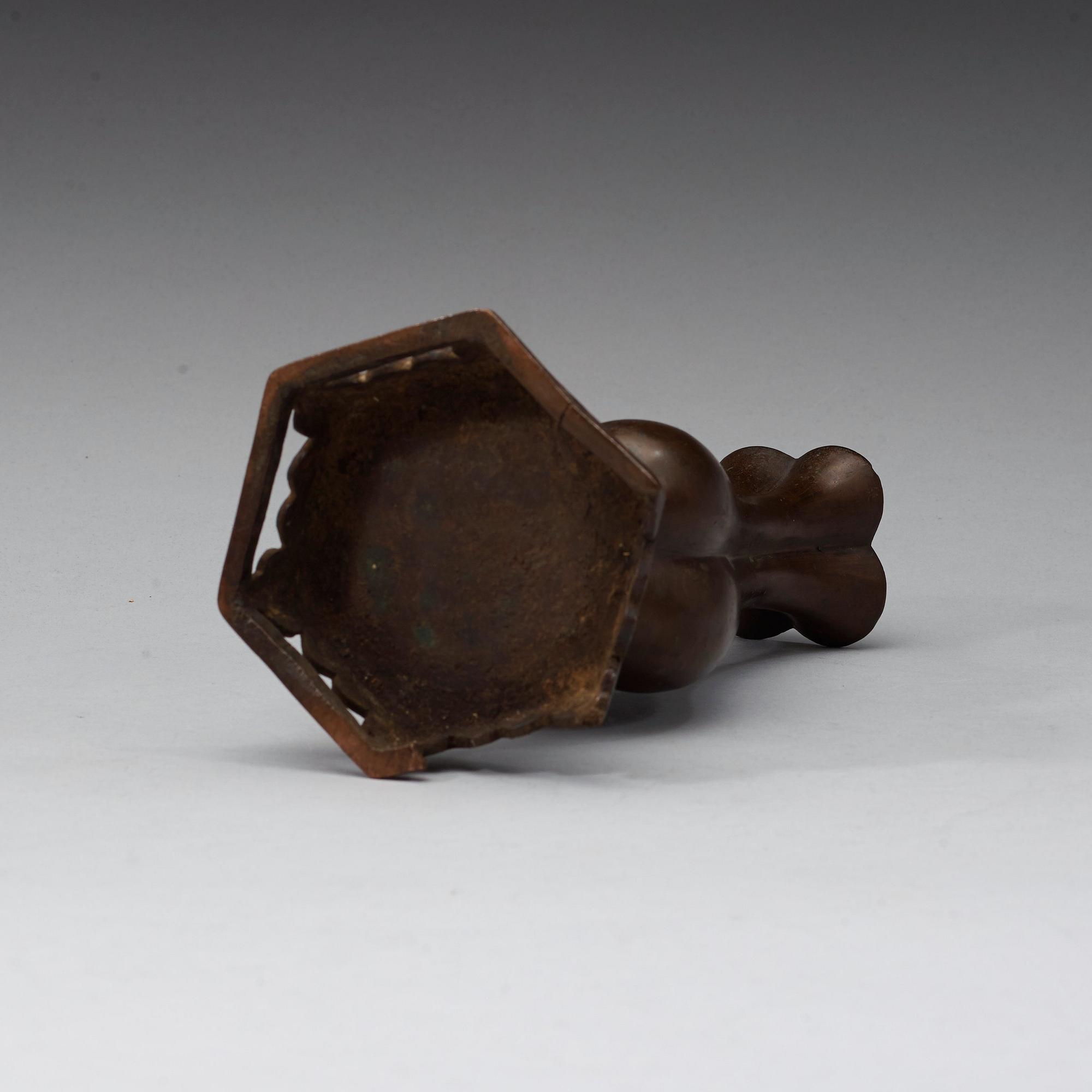 A bronse vase, Ming dynasty or early Qing dynasty.