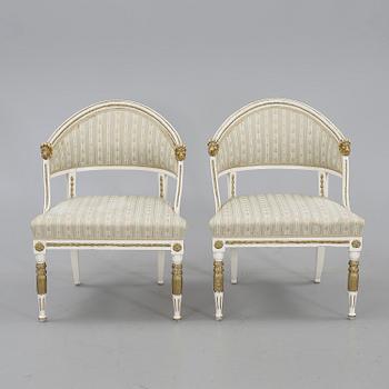 KARMSTOLAR, ett par, så kallade "baljfåtöljer", gustaviansk stil, 1900-talets början.