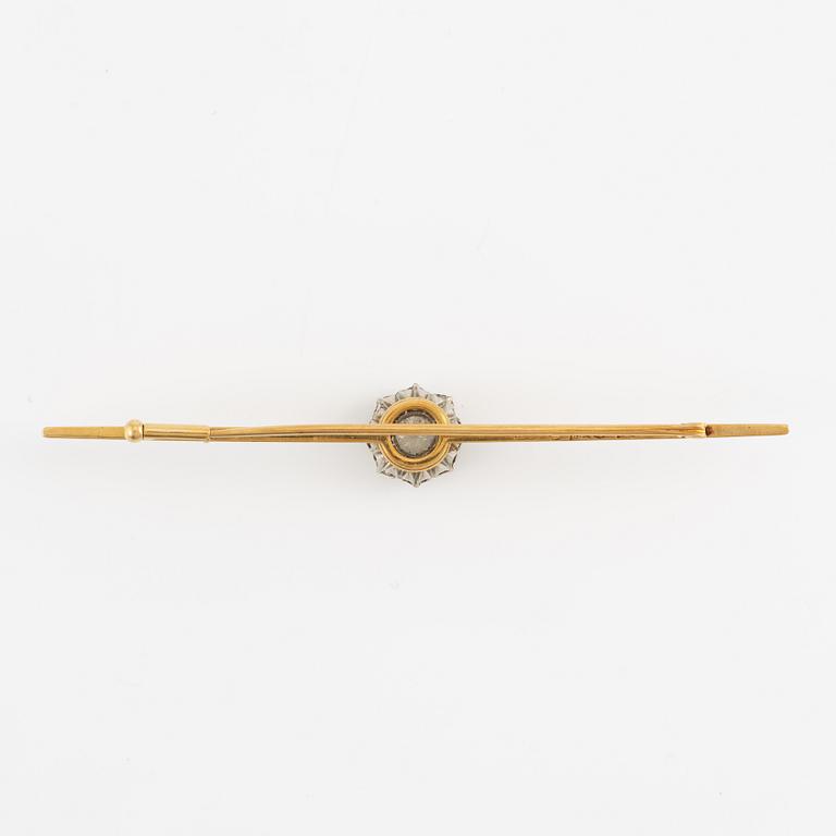 Brosch, 18K guld och mittstycke med gammalslipade diamanter. CG Hallberg, Stockholm 1926.