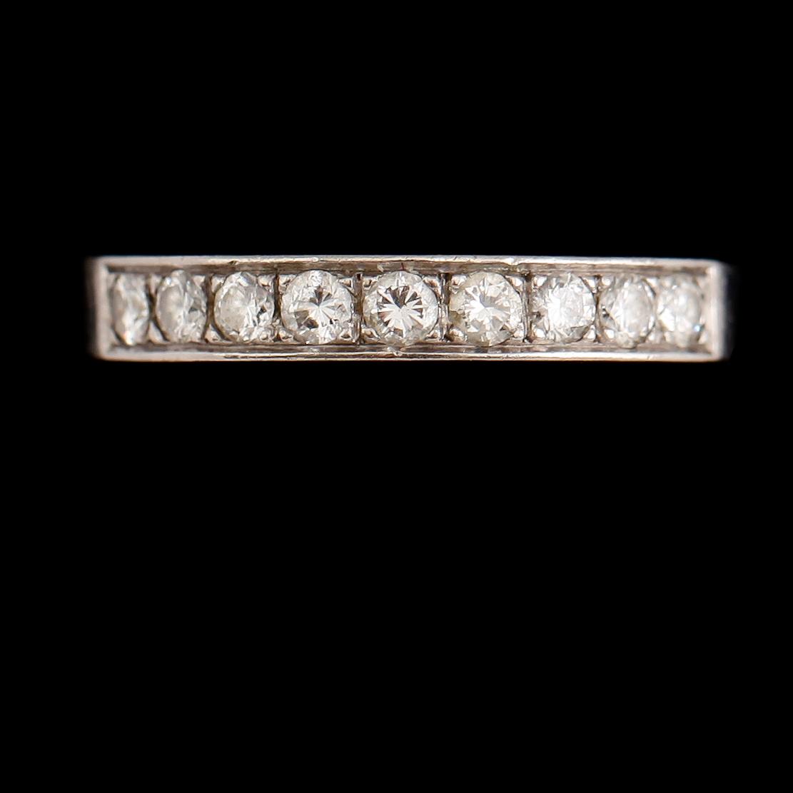 RING, 18 k vitguld, 1970 med 9 briljantslipade diamanter, 0.40 ct enligt gravyr. Total vikt ca 4 gram.