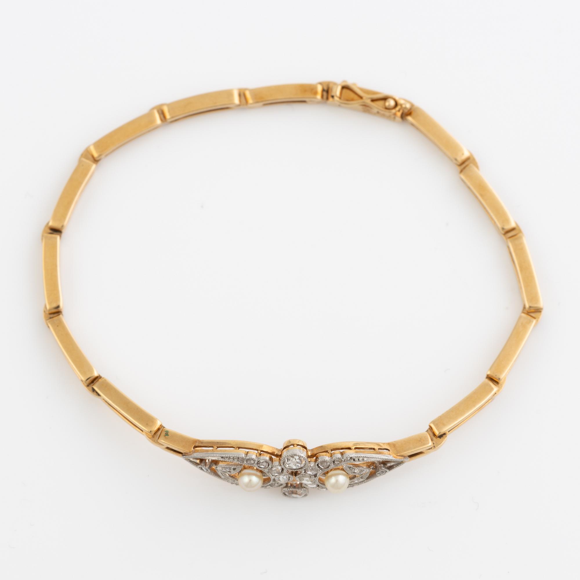 Bracelet 18K gold with cultured pearls and old mine and rose-cut diamonds.