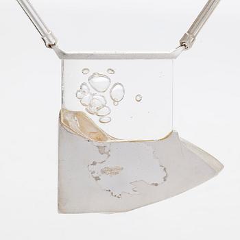 Björn Weckström, kaulakoru, "Talvipäivä", sterlinghopeaa ja akryyli, Lapponia 1991.