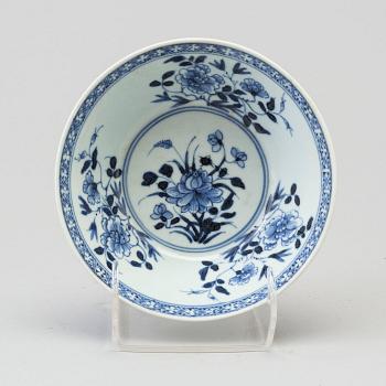 A blue and white export porcelain dish, Qing dynasty, Qianlong (1736-95).