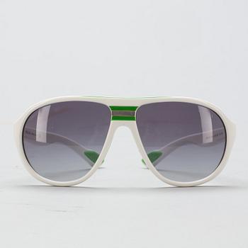 SOLGLASÖGON, Prada.