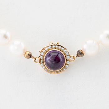 Atelier Stigbert, Necklace of cultured pearls and clasp 18K gold with cabochon-cut amethyst and seed pearls, Stockholm 1970.