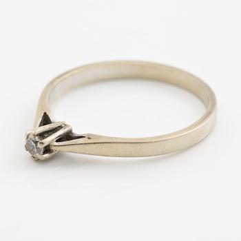 Ringar, 2 stycken, 18K guld med små smaragder och diamanter.