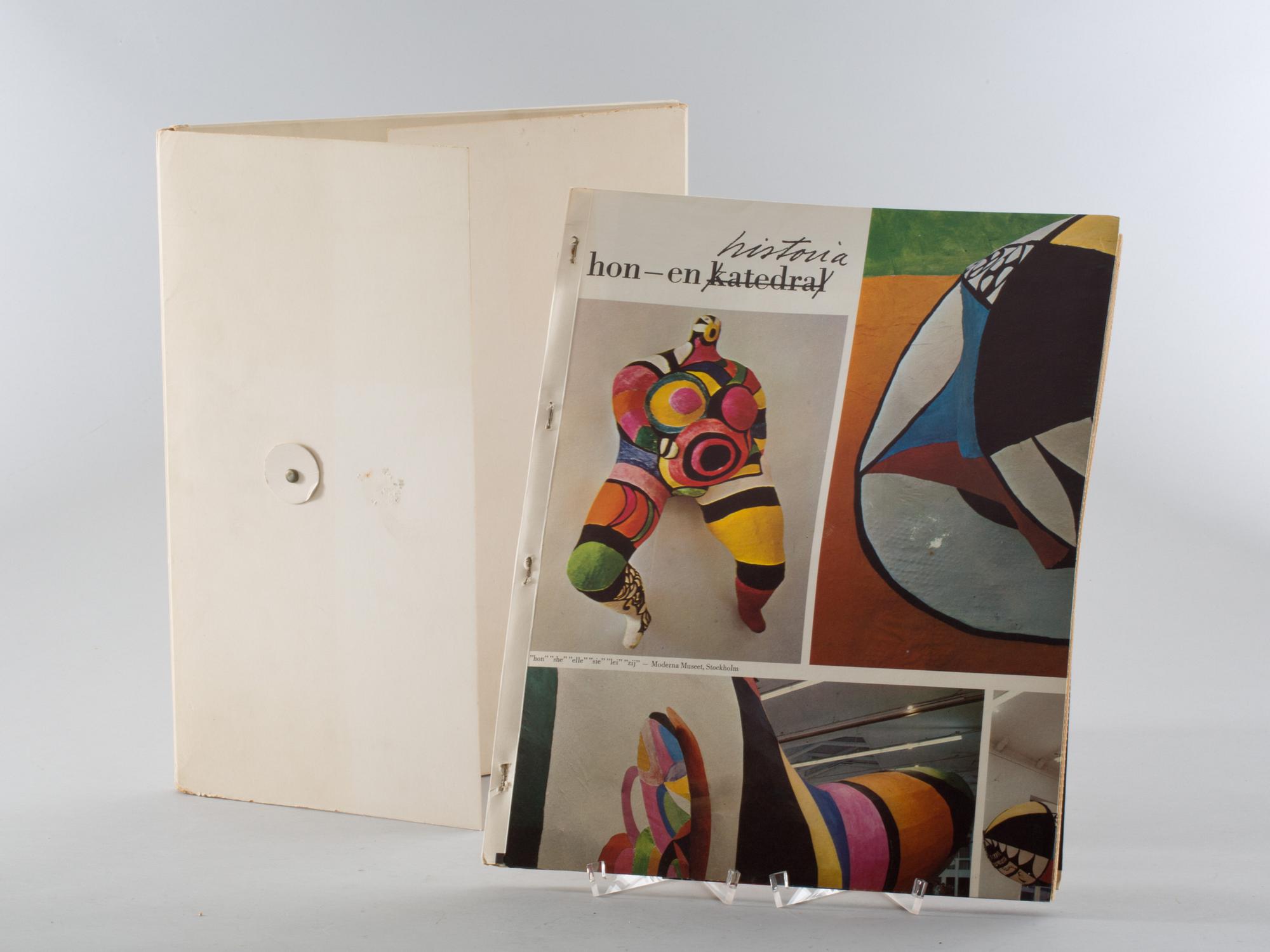 NIKI DE SAINT PHALLE. Del av installationen "Hon". Sign Niki de Saint Phalle, P.O Ultvedt, Jean Tinguely o numr 13/150.