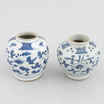 A blue and white Swatow dish  and two blue and white urna, China, Ming dynasty (1368-1644).