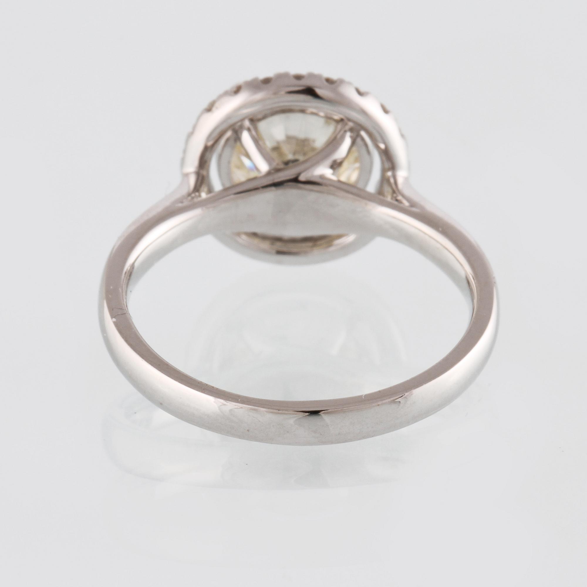 RING, 18K vitguld med briljantslipad diamant ca 2.03 ct samt små briljantslipade diamanter 0.24 ct. 4,8 gram.