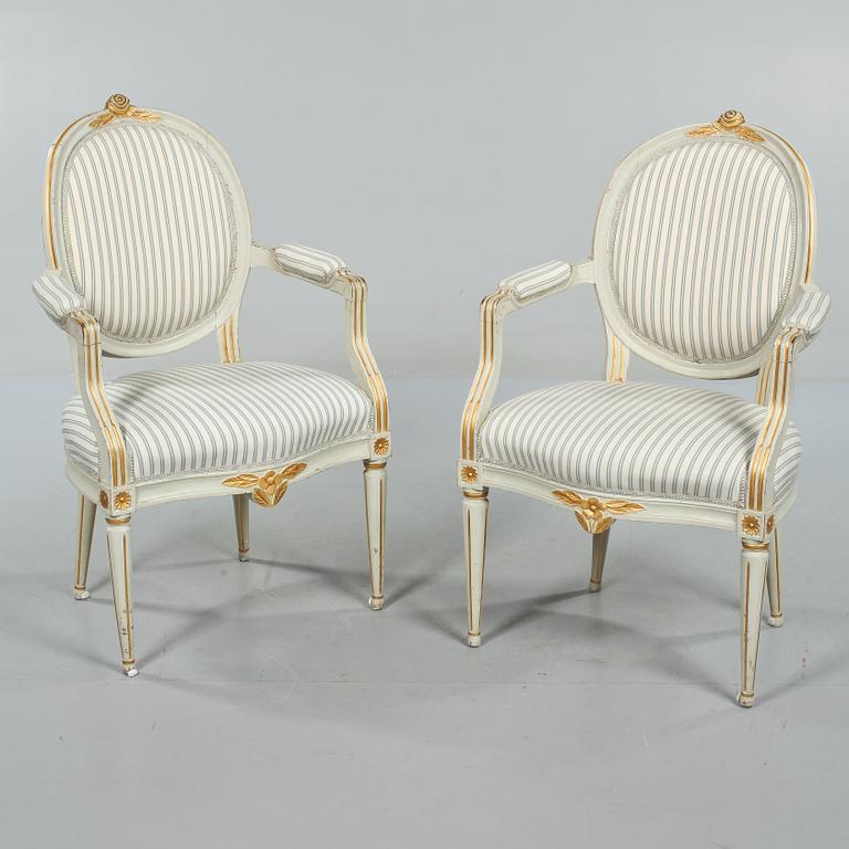 KARMSTOLAR, ett par, gustaviansk stil, 1900-talets andra hälft.