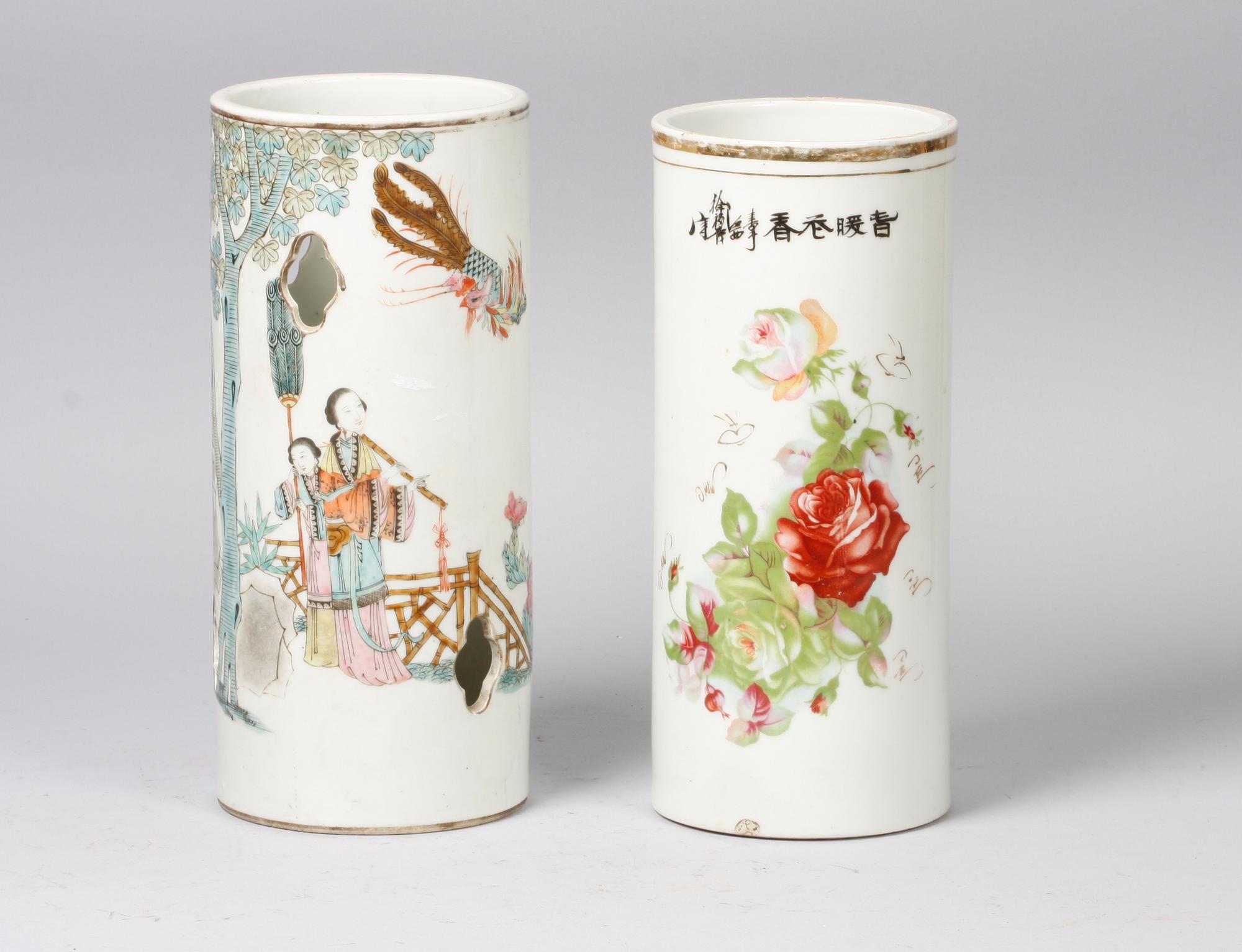 PENSELVASER, 2 st. Porslin, Kina. 1800/1900-tal.