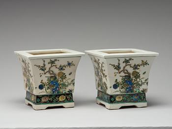 Two famille verte flower pots, late Qing dynasty, circa 1900.