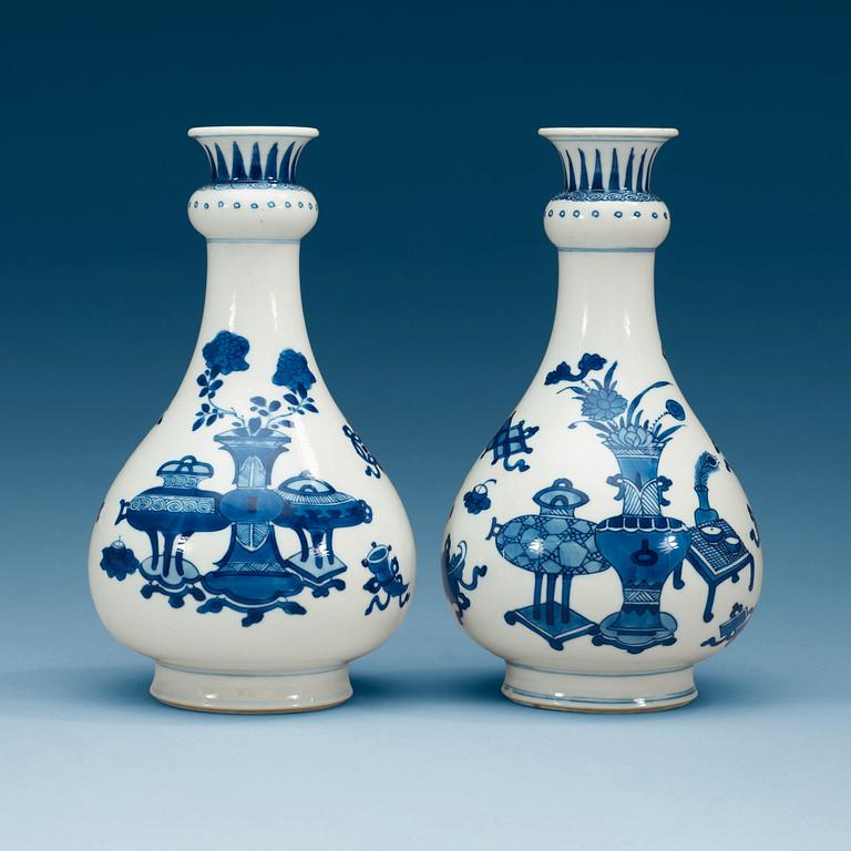 A pair of blue and white vases, Qing dynasty, Kangxi (1662-1722).