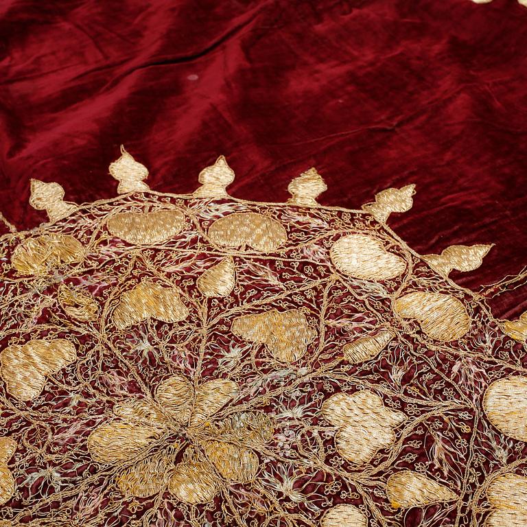 DUK, Ryssland. Broderad med guldtråd. Omkring 1800-talets slut.