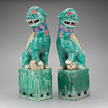 FOHUNDAR, ett par, porslin, Kina, 1900-tal.