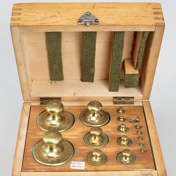 A large collection of ca 120 brass weights, 19th/20th century.