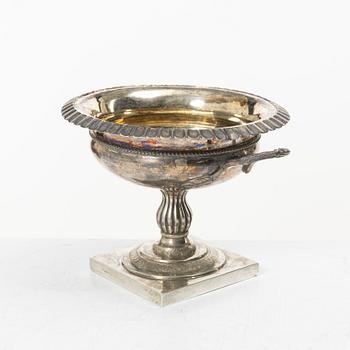 Skål på fot, silver, empire, 1800-talets första hälft, troligen Tyskland.
