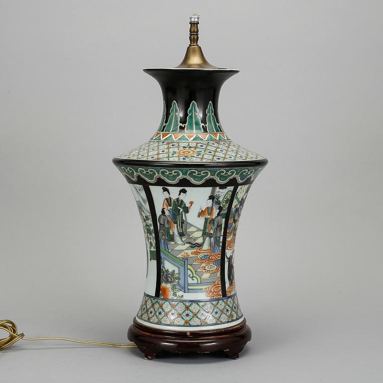 VAS/BORDSLAMPA, porslin, Kina, 1900-tal.