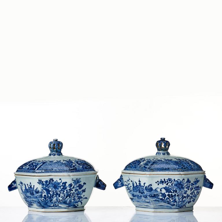 A pair of blue and white tureens, Qing dynasty, Qianlong (1736-95).