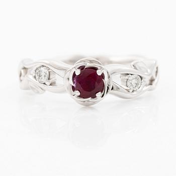 Ring 14K white gold with a ruby and brilliant-cut diamonds.