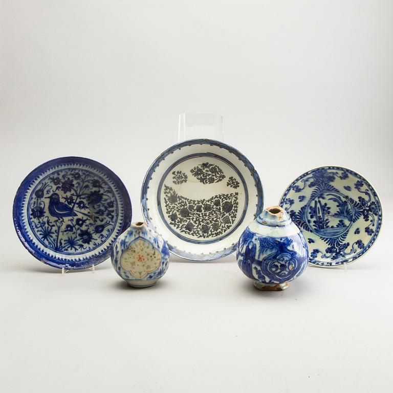 A group of Persian ceramics, 17th/19th Century.