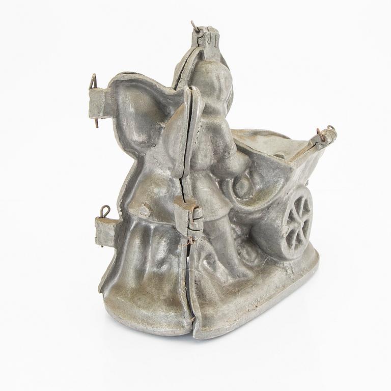 A set of four pewter icecream moulds around 1900.