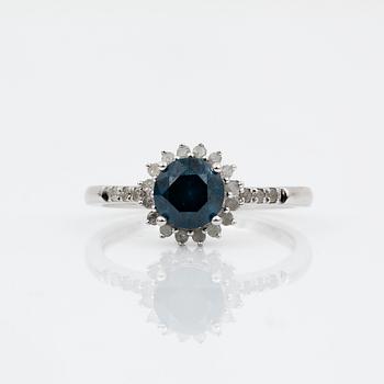 RING,14K vitguld med kraftfull mörkblå diamant 0,94 ct. med åttakantslipade diamanter. Vikt 2,70 g.