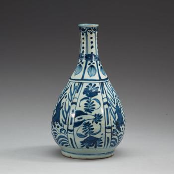 A blue and white bottle, Ming dynasty, Wanli (1572-1620).