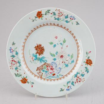 19 famille rose and imari export porcelain plates, Qing dynasty, Qianlong (1736-95).