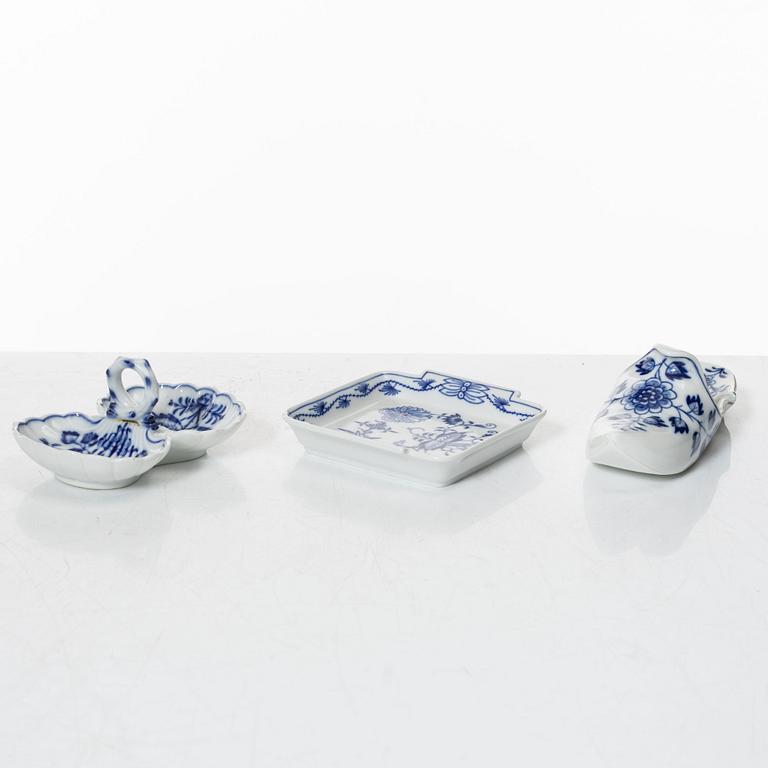 Meissen, a set of nineteen porcelain parts, 'Zwiebelmuster/Blue Onion', Germany.